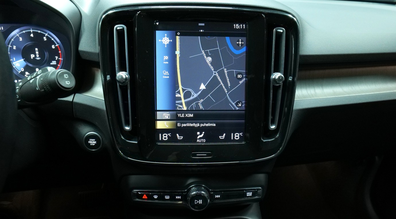 Esittelykuva Volvo XC40 kevythybridiautosta.