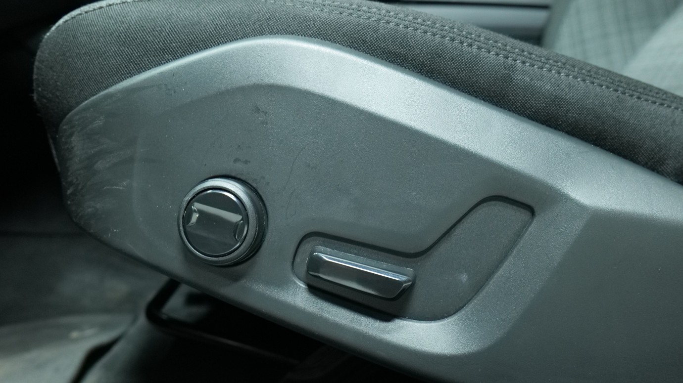 Esittelykuva Volvo V60 kevythybridiautosta.
