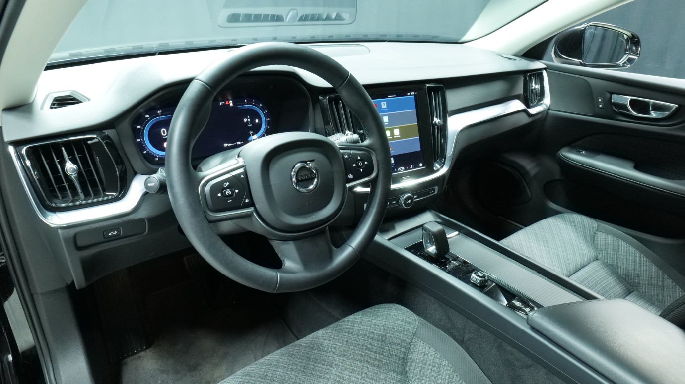 Esittelykuva Volvo V60 kevythybridiautosta.