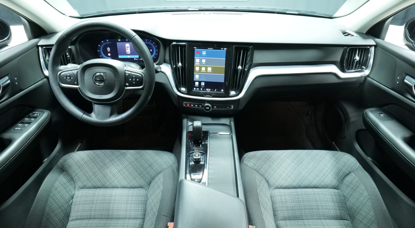 Esittelykuva Volvo V60 kevythybridiautosta.