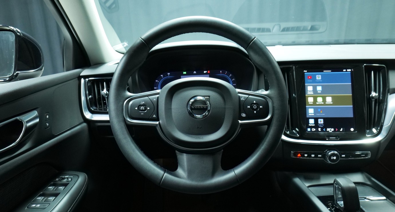 Esittelykuva Volvo V60 kevythybridiautosta.