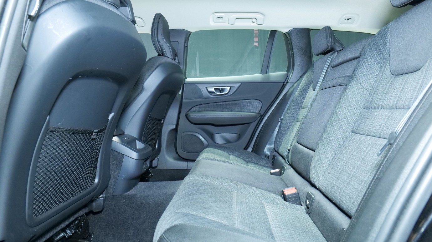Esittelykuva Volvo V60 kevythybridiautosta.