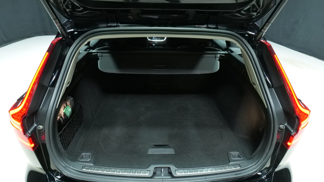 Esittelykuva Volvo V60 kevythybridiautosta.