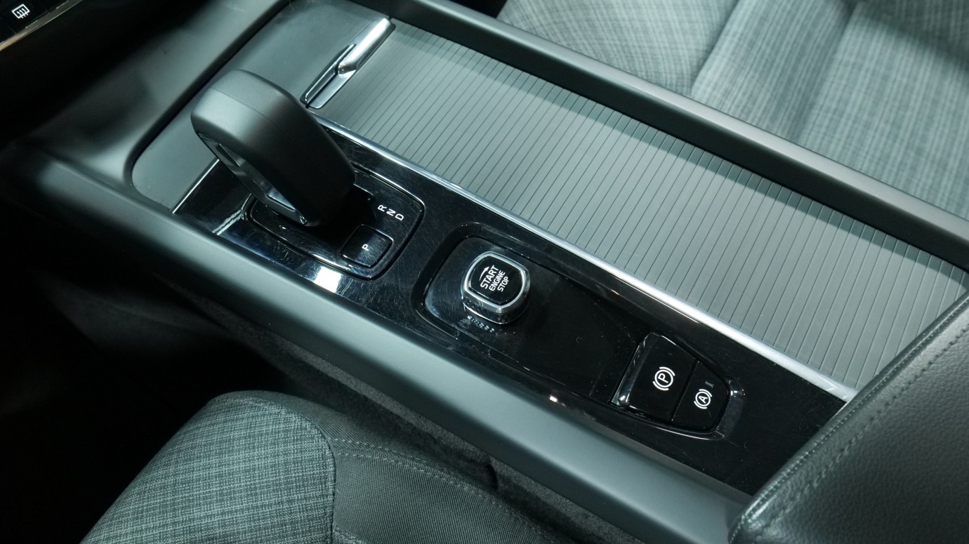 Esittelykuva Volvo V60 kevythybridiautosta.