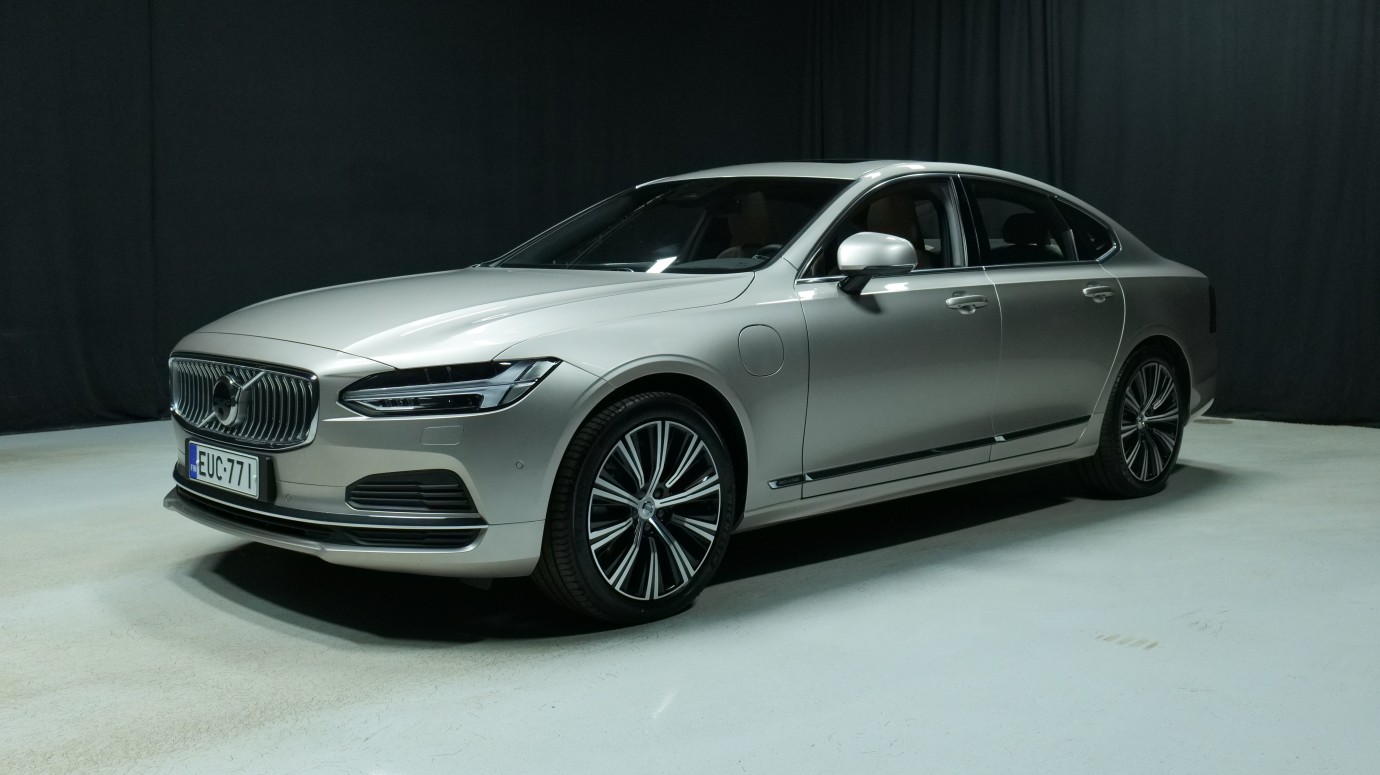 Esittelykuva Volvo S90 kevythybridiautosta.