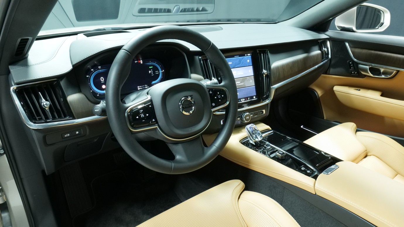 Esittelykuva Volvo S90 kevythybridiautosta.