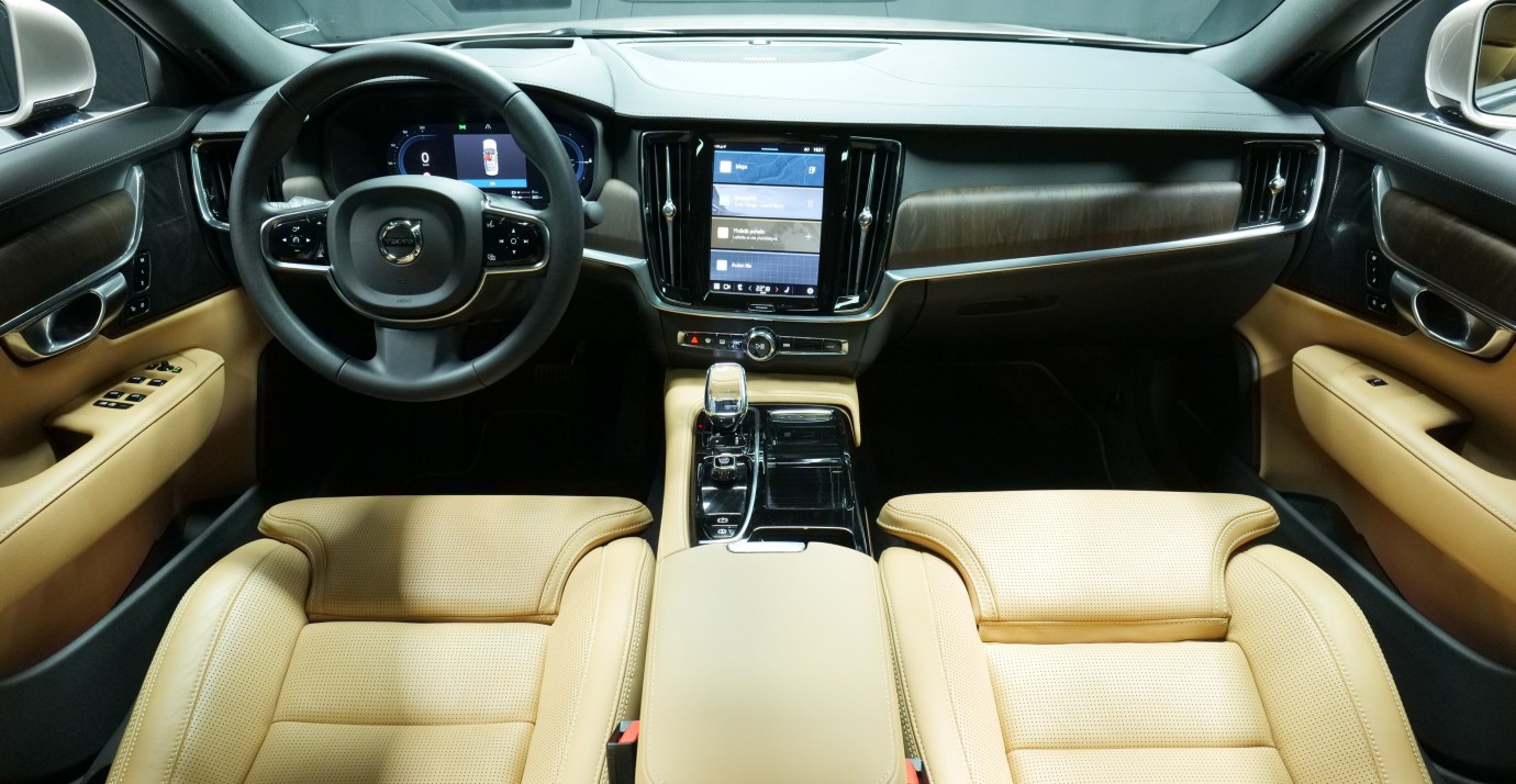 Esittelykuva Volvo S90 kevythybridiautosta.