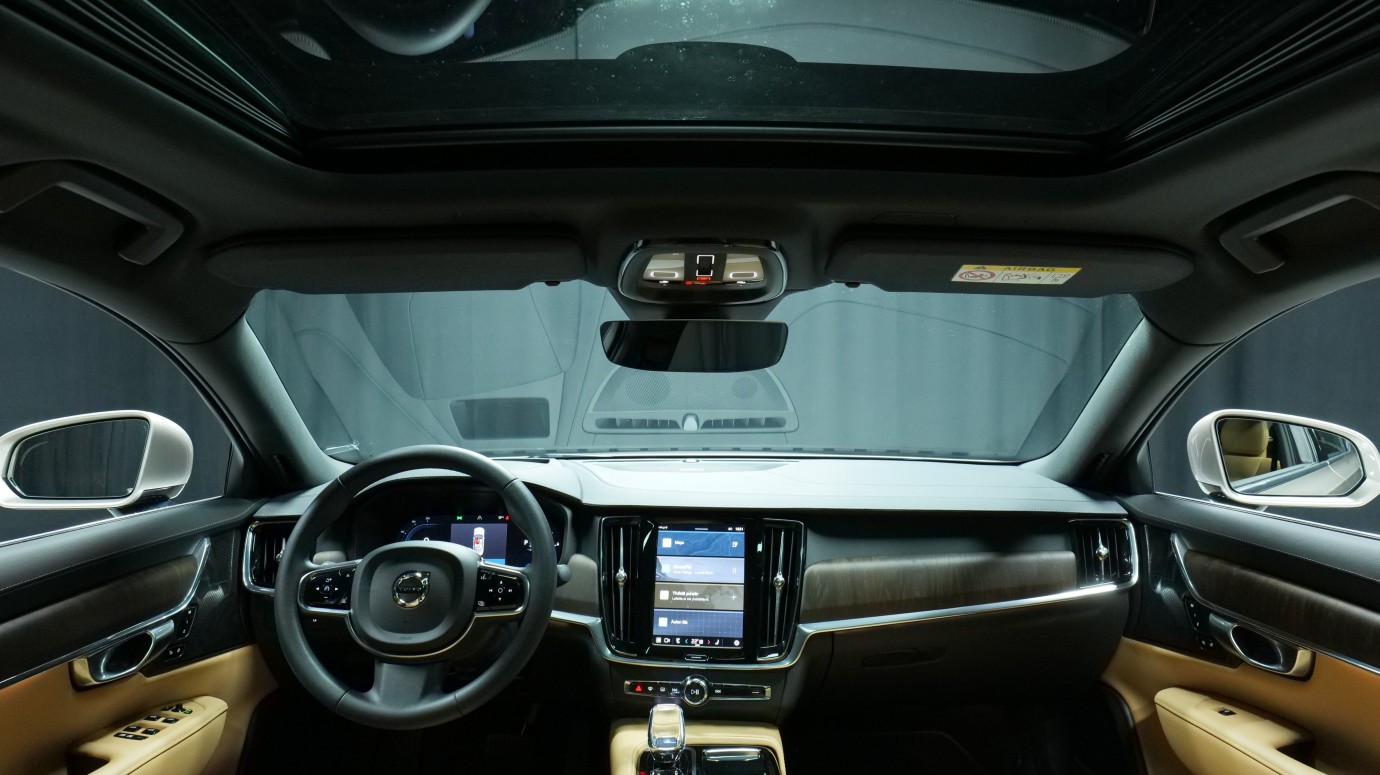 Esittelykuva Volvo S90 kevythybridiautosta.
