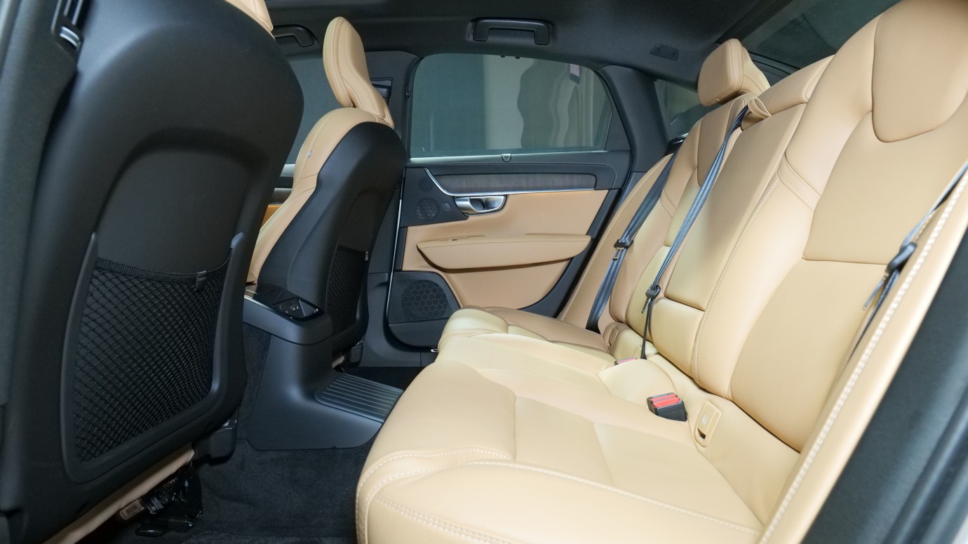 Esittelykuva Volvo S90 kevythybridiautosta.