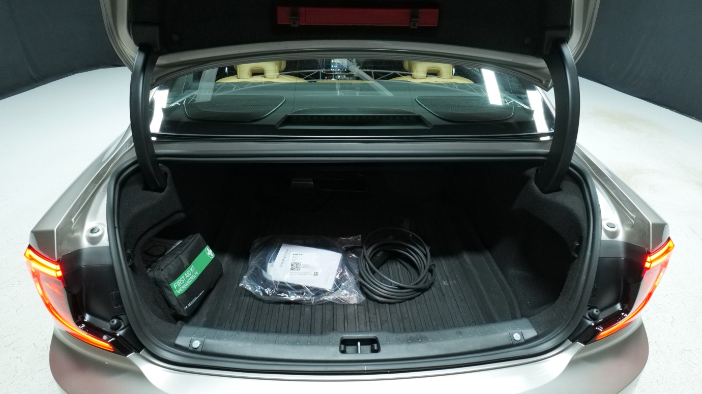 Esittelykuva Volvo S90 kevythybridiautosta.