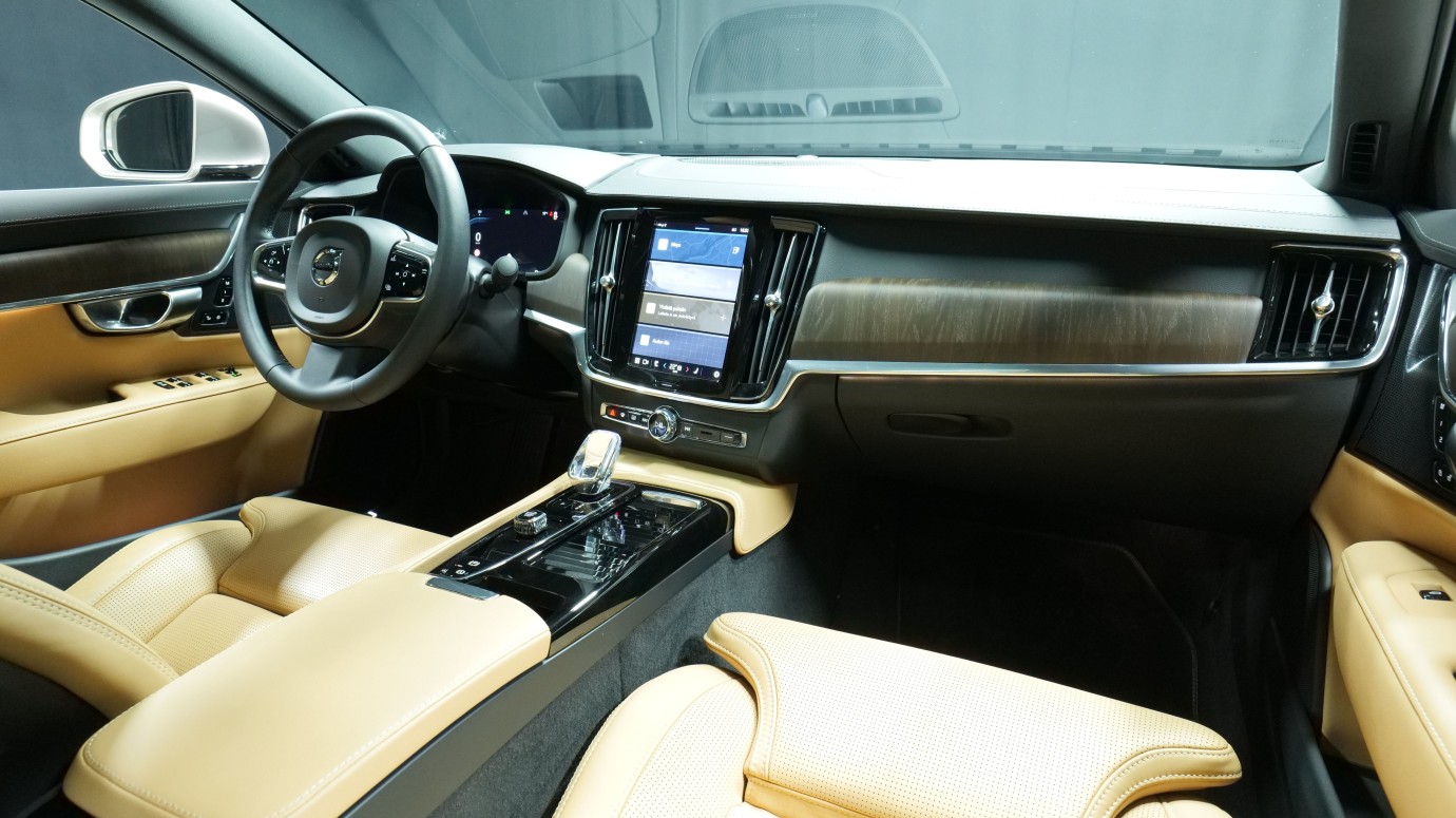 Esittelykuva Volvo S90 kevythybridiautosta.