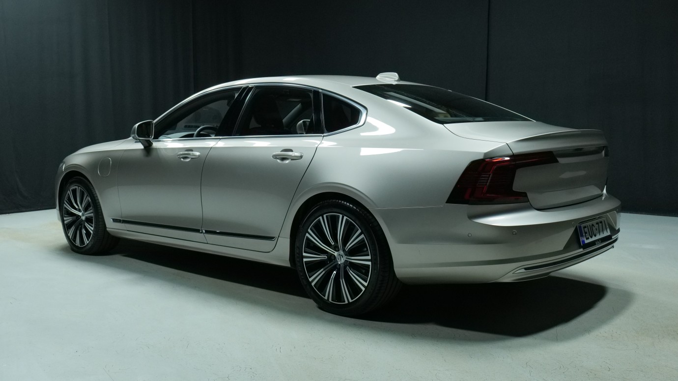 Esittelykuva Volvo S90 kevythybridiautosta.