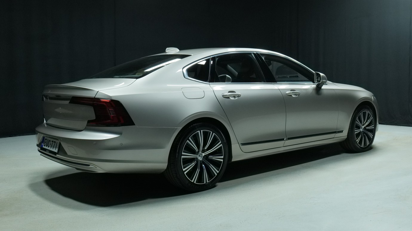 Esittelykuva Volvo S90 kevythybridiautosta.