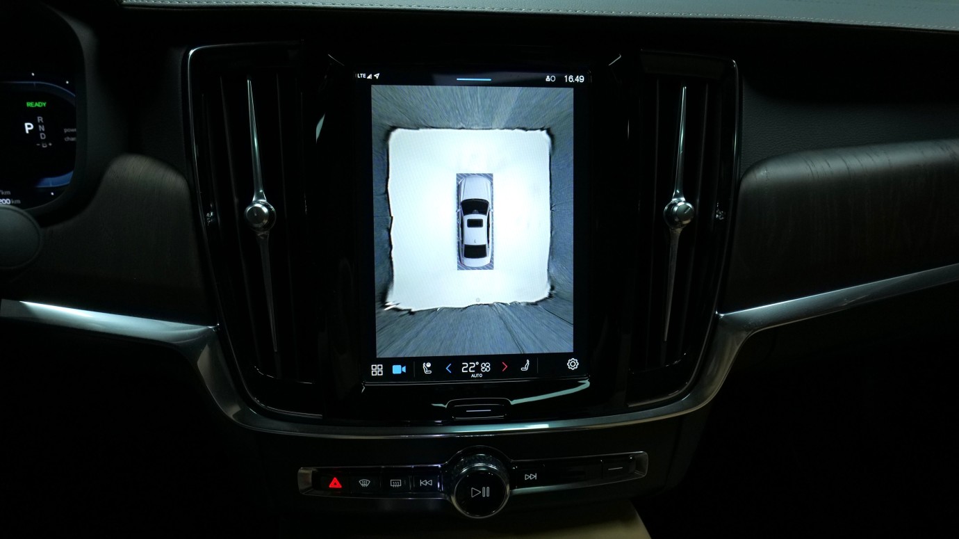 Esittelykuva Volvo S90 kevythybridiautosta.