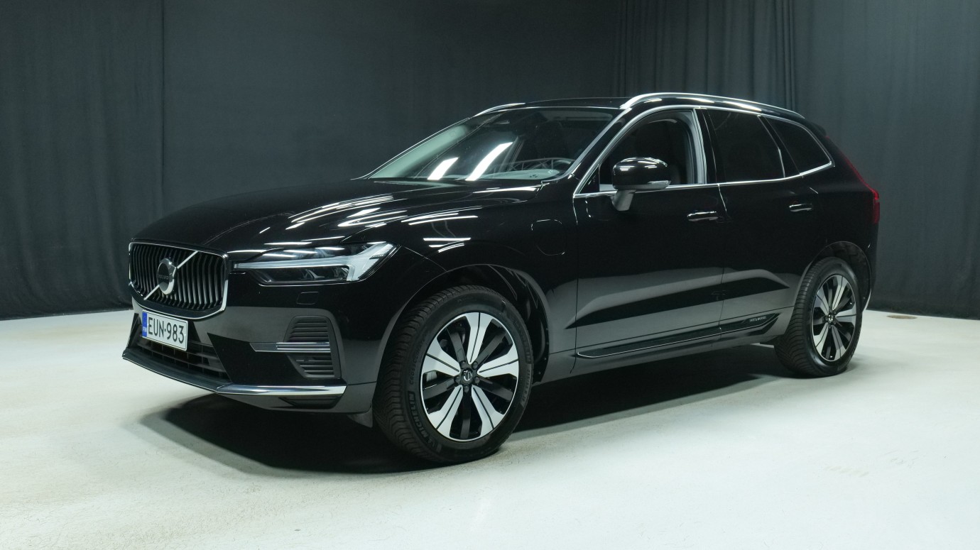 Esittelykuva Volvo XC60 kevythybridiautosta.
