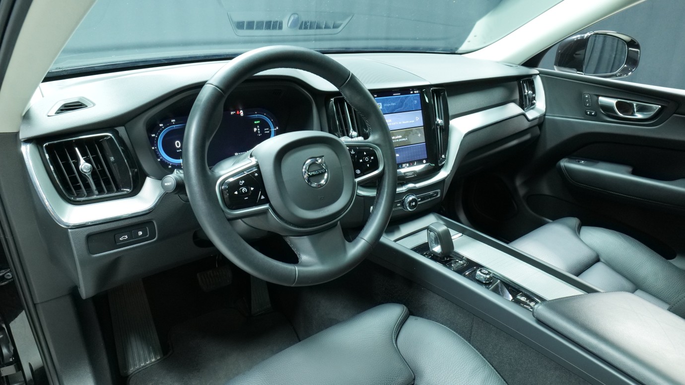 Esittelykuva Volvo XC60 kevythybridiautosta.