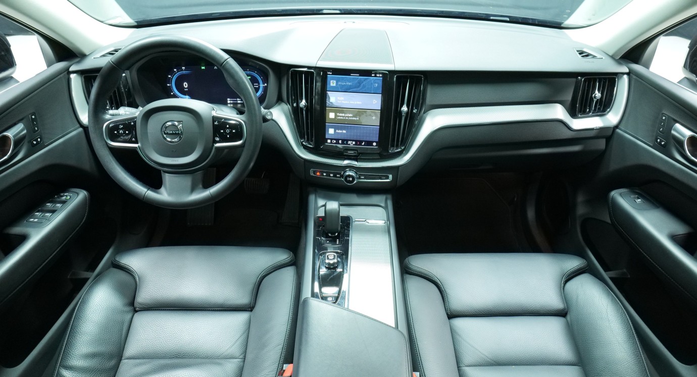 Esittelykuva Volvo XC60 kevythybridiautosta.