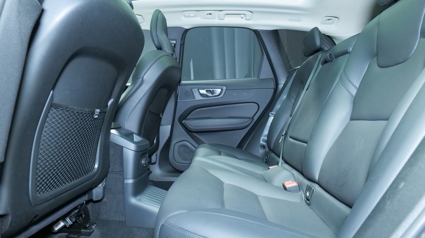 Esittelykuva Volvo XC60 kevythybridiautosta.