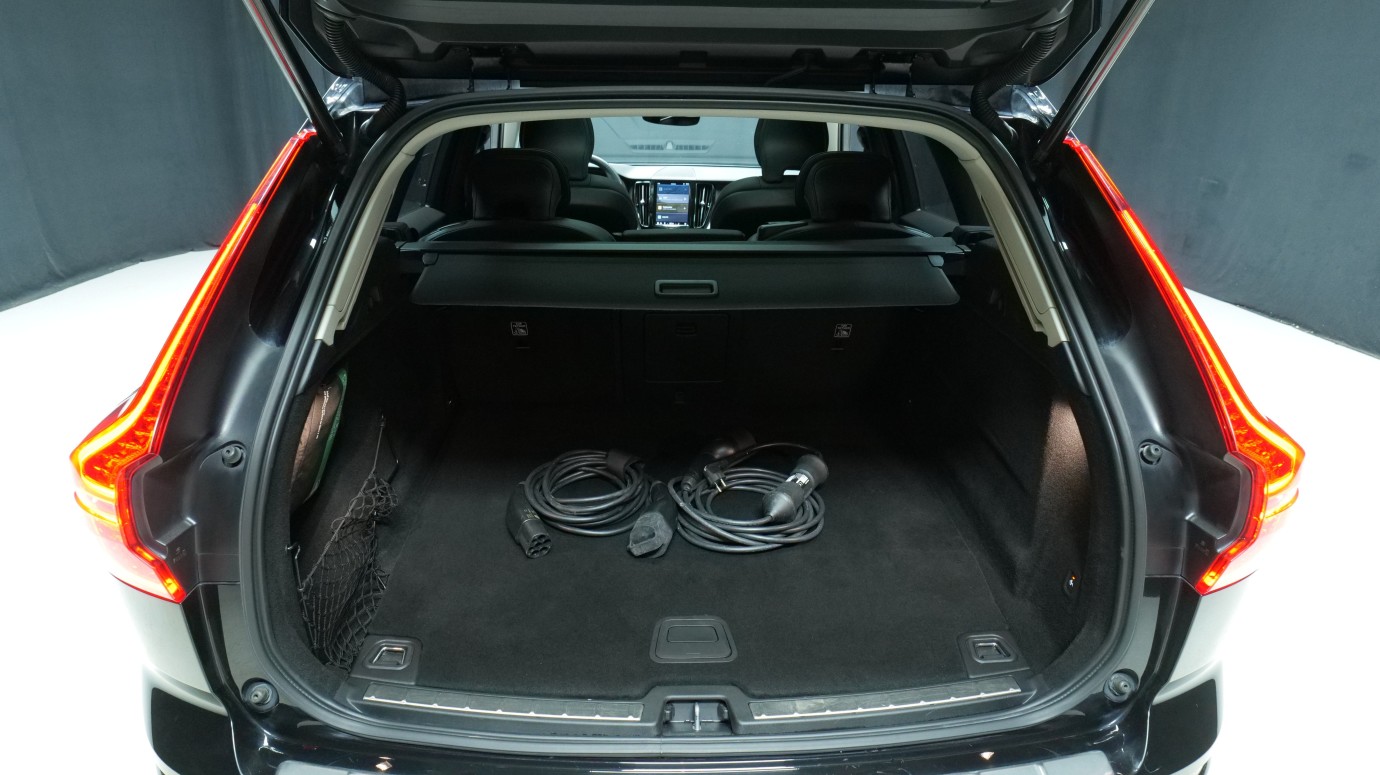 Esittelykuva Volvo XC60 kevythybridiautosta.