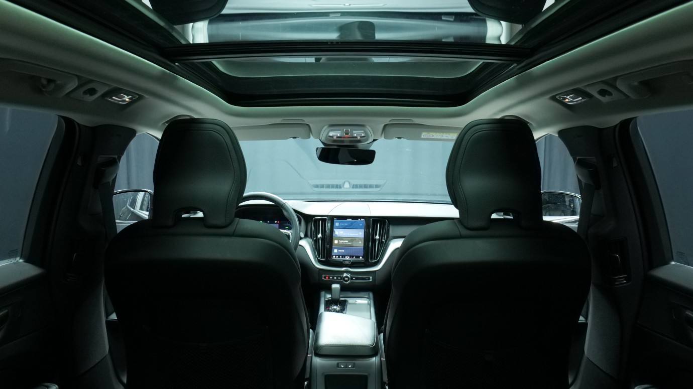 Esittelykuva Volvo XC60 kevythybridiautosta.