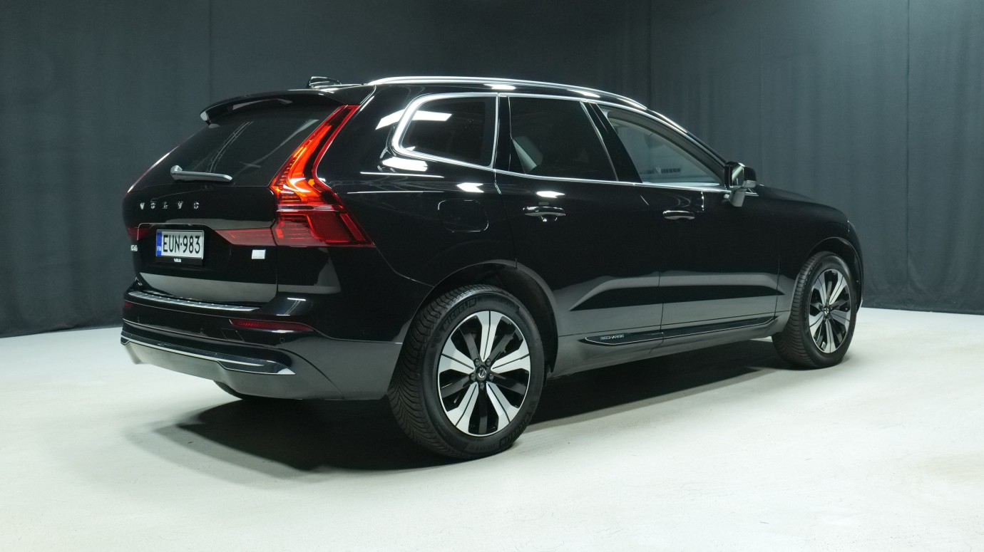 Esittelykuva Volvo XC60 kevythybridiautosta.
