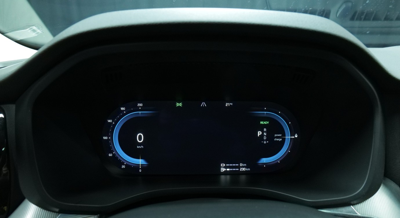 Esittelykuva Volvo XC60 kevythybridiautosta.