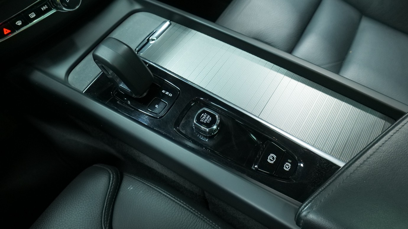 Esittelykuva Volvo XC60 kevythybridiautosta.