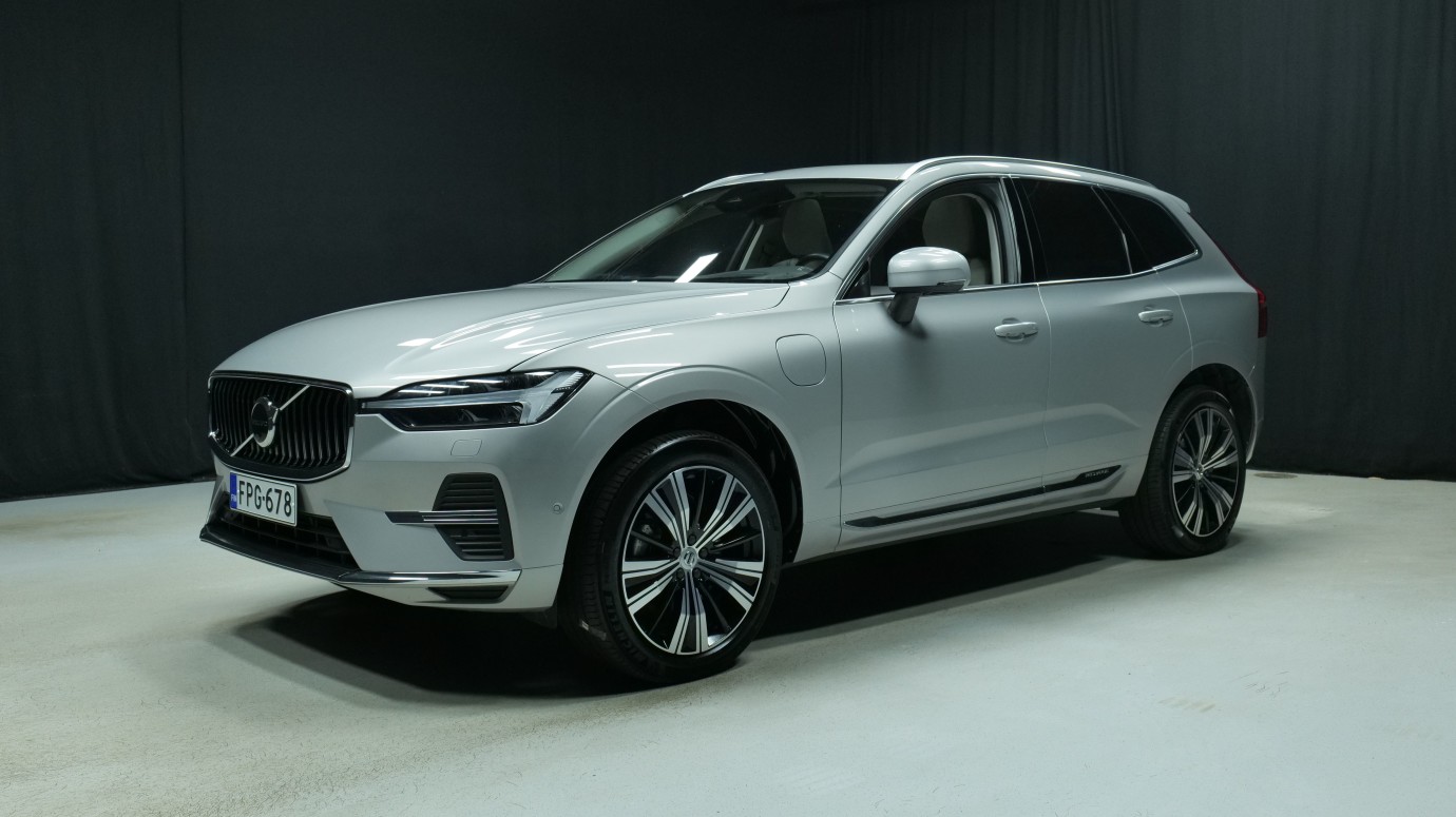 Esittelykuva Volvo XC60 kevythybridiautosta.
