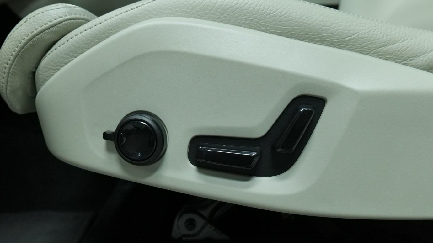 Esittelykuva Volvo XC60 kevythybridiautosta.