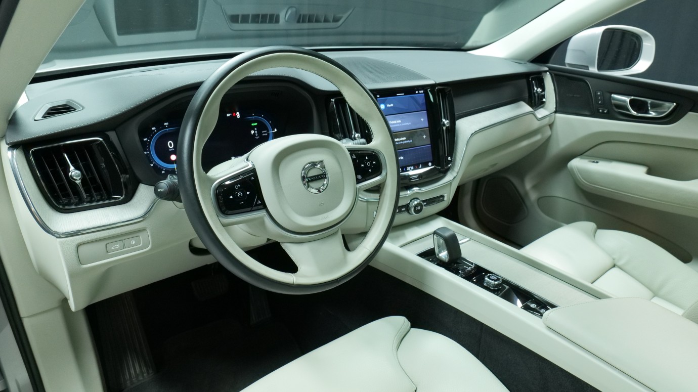 Esittelykuva Volvo XC60 kevythybridiautosta.