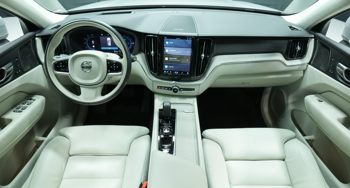 Esittelykuva Volvo XC60 kevythybridiautosta.