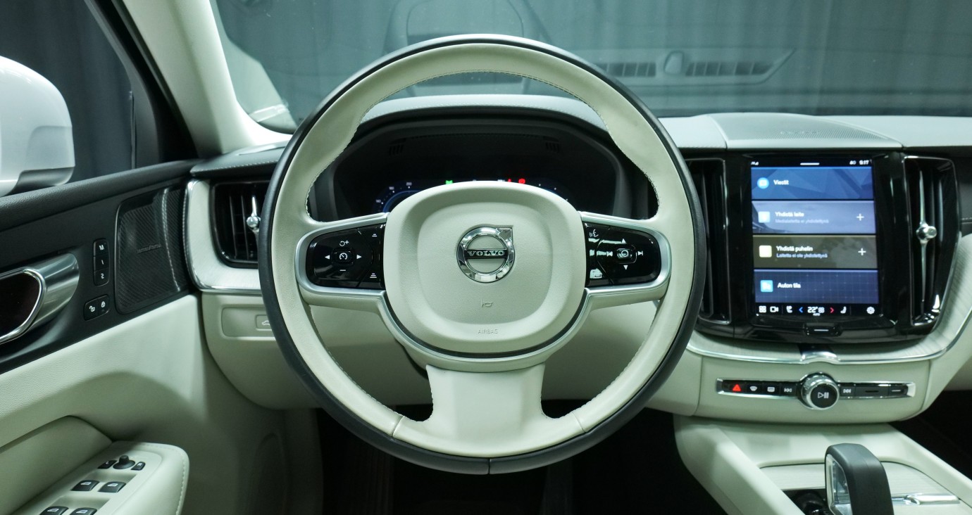 Esittelykuva Volvo XC60 kevythybridiautosta.