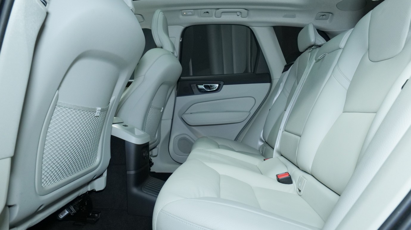 Esittelykuva Volvo XC60 kevythybridiautosta.