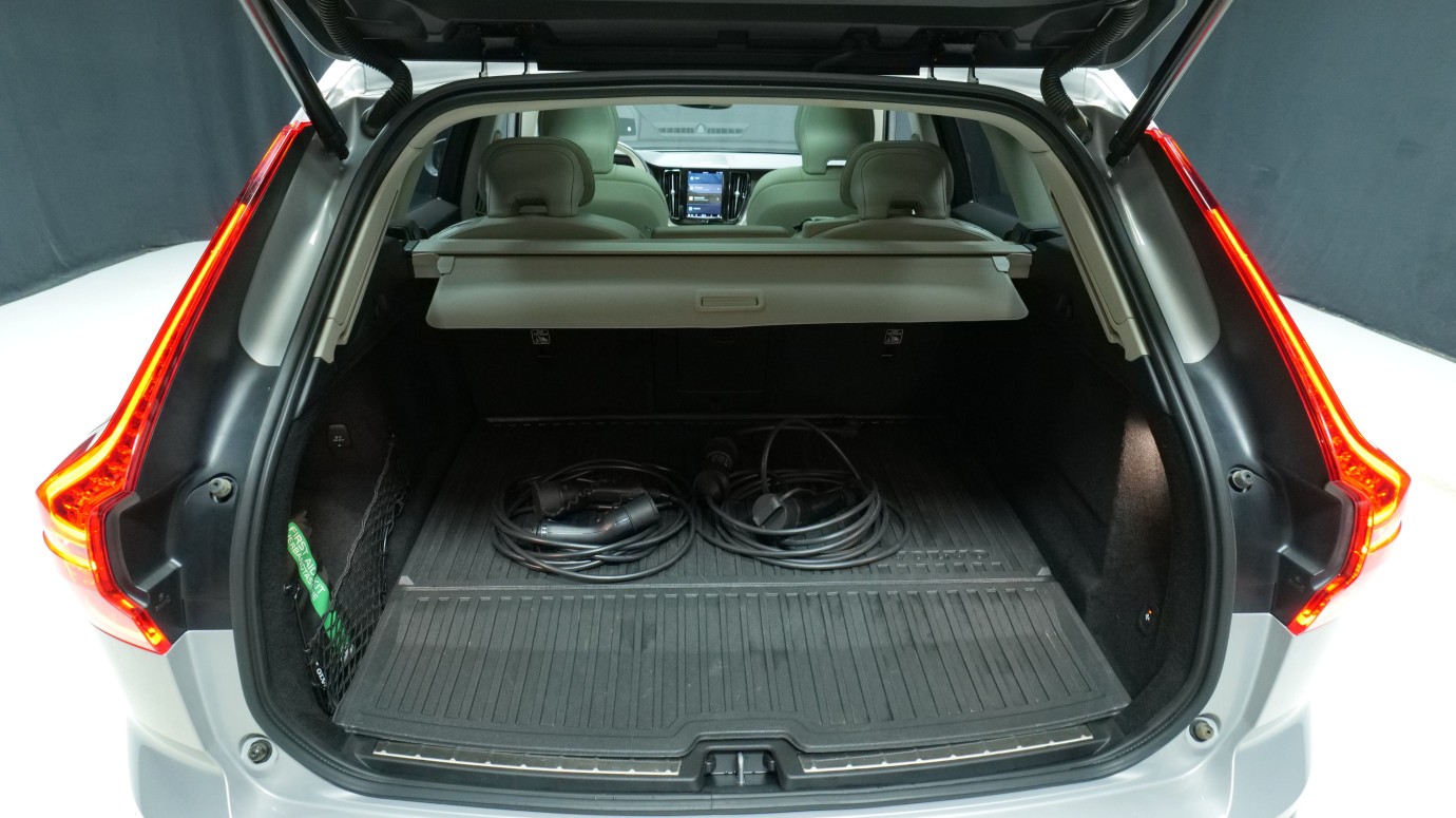 Esittelykuva Volvo XC60 kevythybridiautosta.