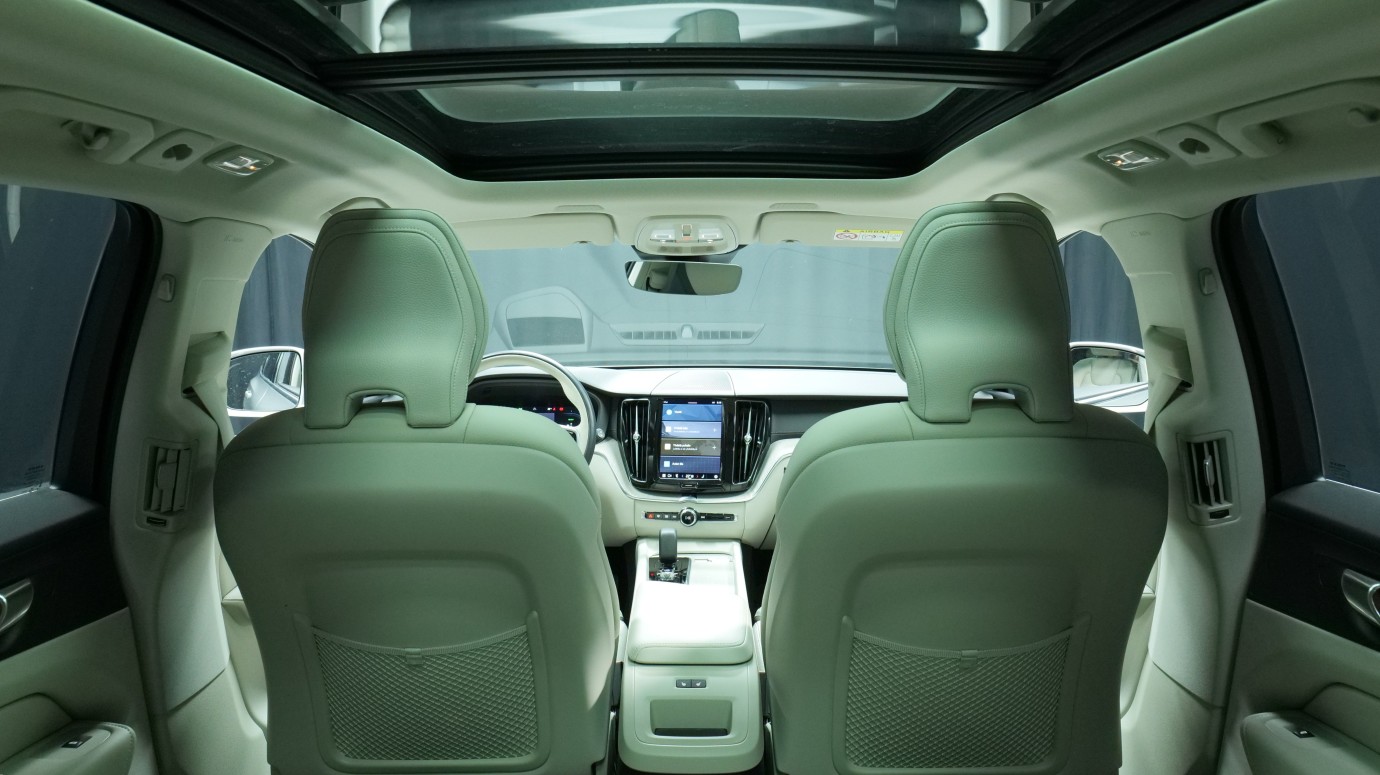 Esittelykuva Volvo XC60 kevythybridiautosta.