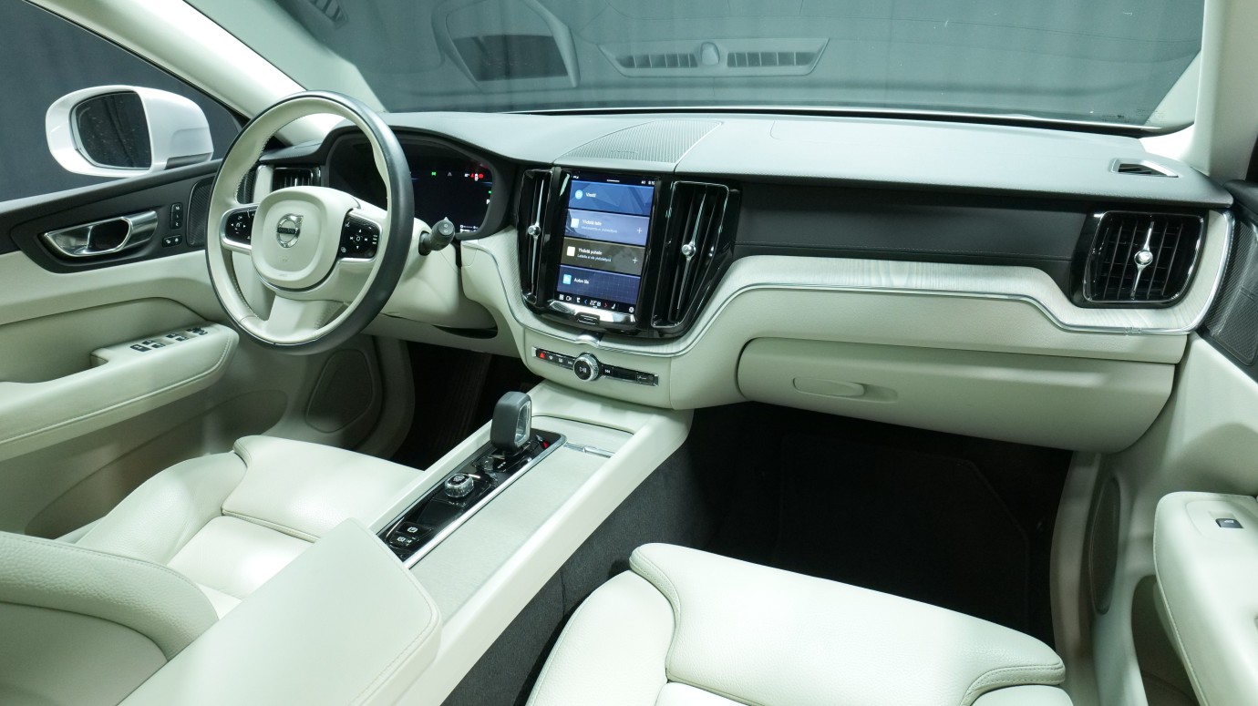 Esittelykuva Volvo XC60 kevythybridiautosta.