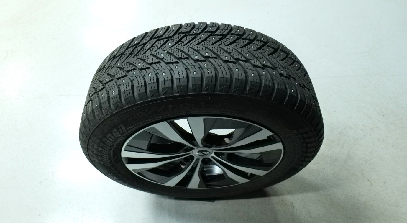 Esittelykuva Volvo XC60 kevythybridiautosta.