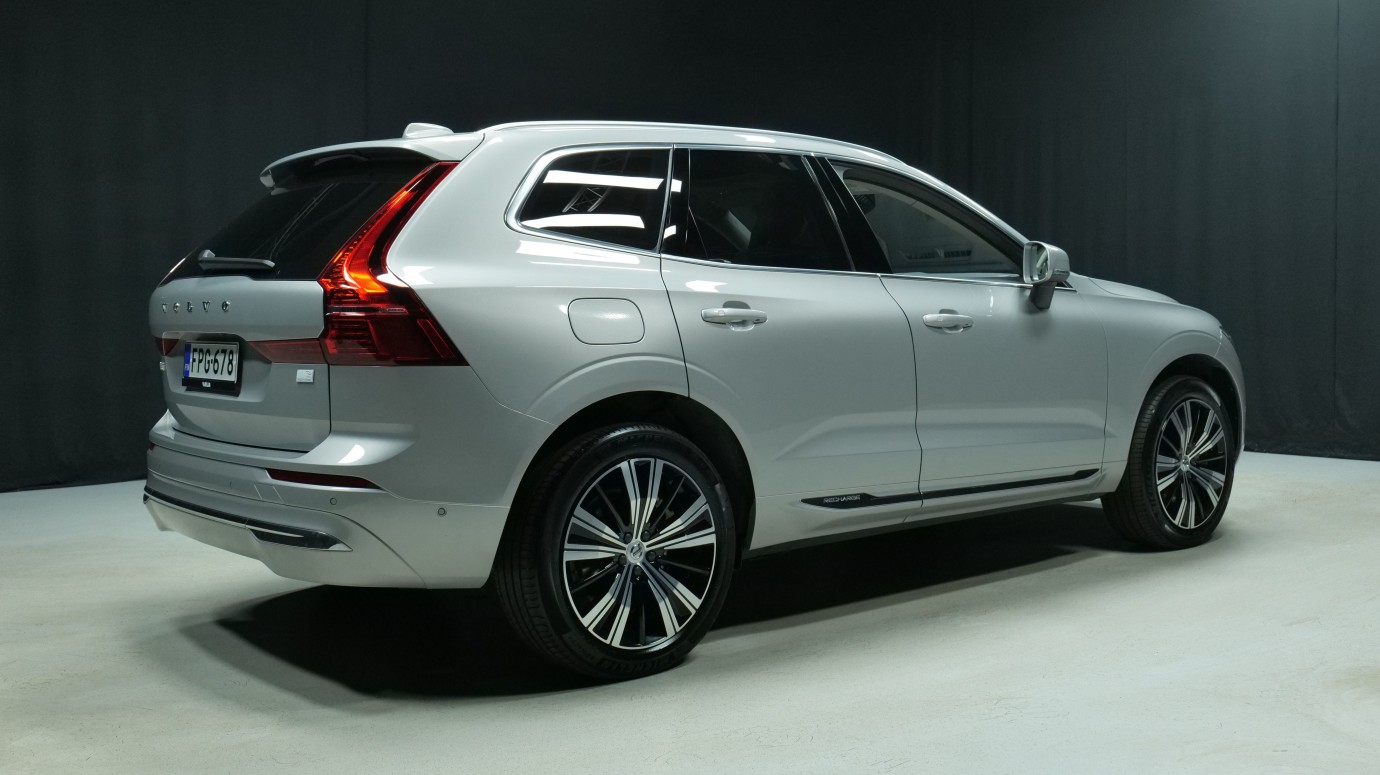Esittelykuva Volvo XC60 kevythybridiautosta.