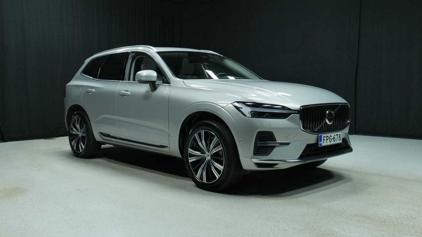 Esittelykuva Volvo XC60 kevythybridiautosta.