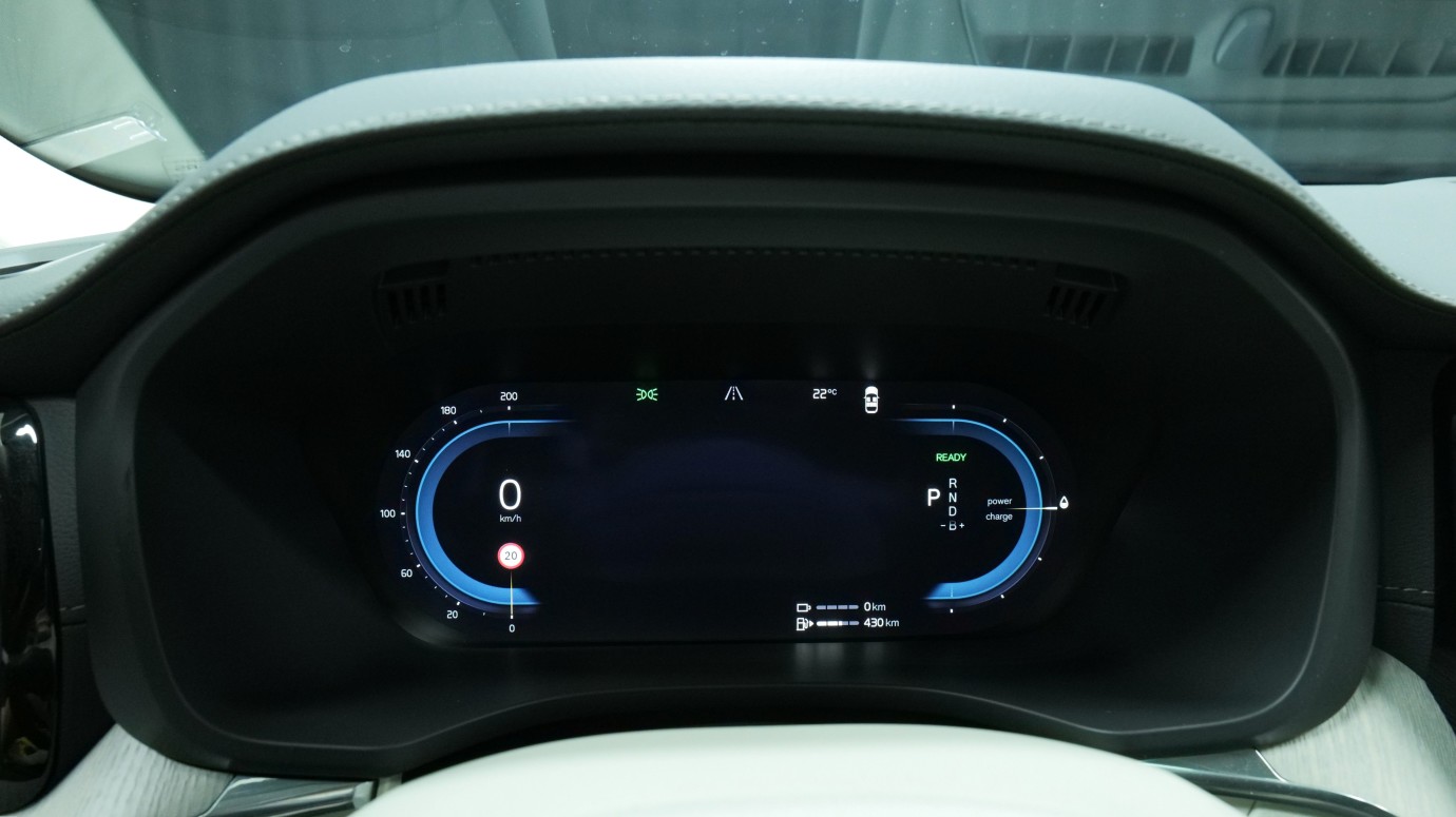 Esittelykuva Volvo XC60 kevythybridiautosta.