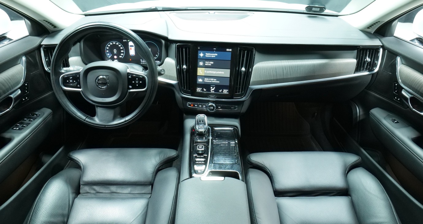 Esittelykuva Volvo V90 kevythybridiautosta.