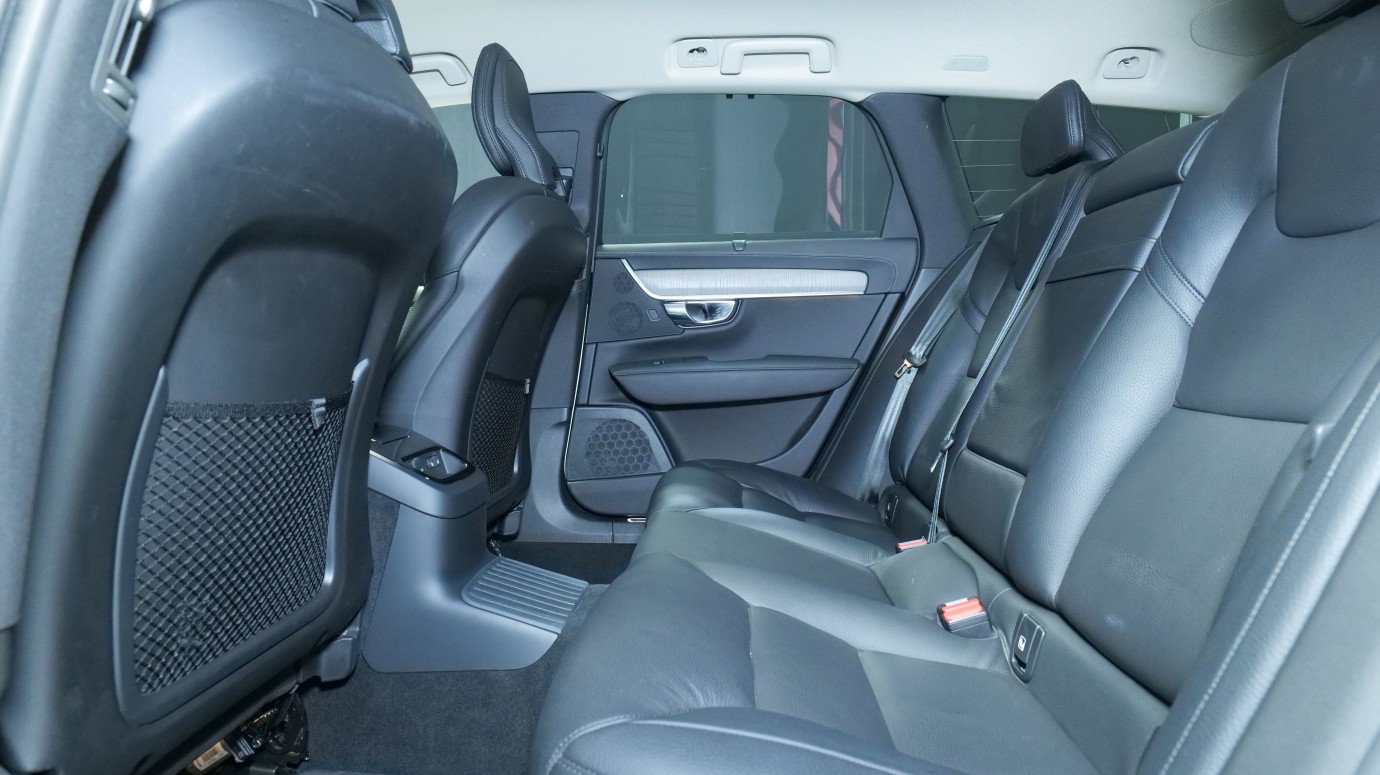 Esittelykuva Volvo V90 kevythybridiautosta.