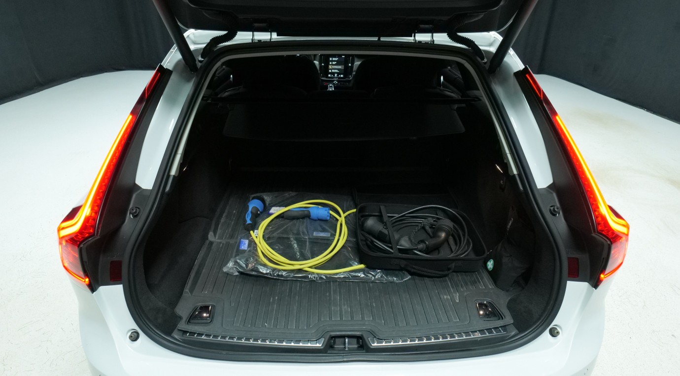 Esittelykuva Volvo V90 kevythybridiautosta.