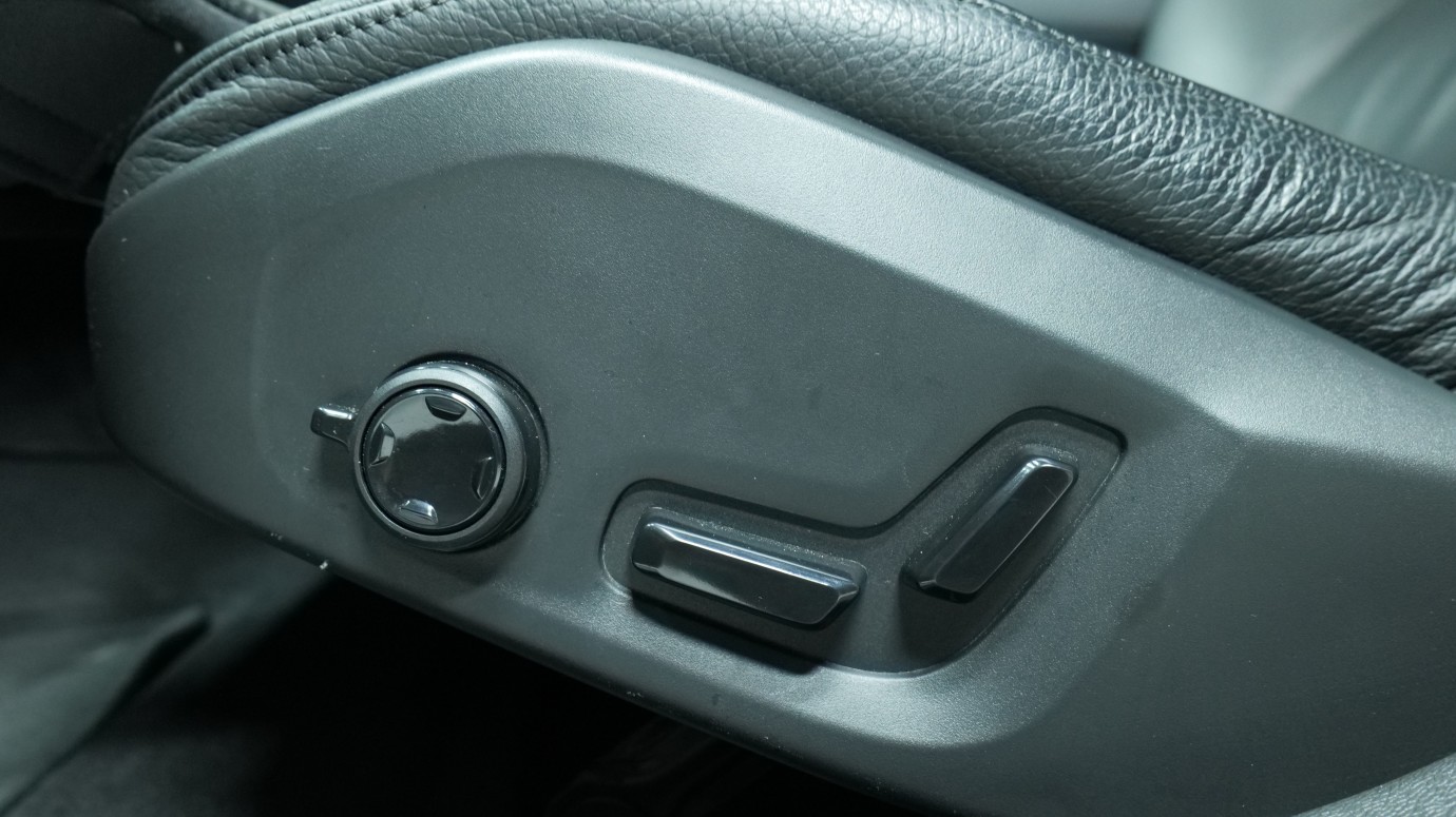 Esittelykuva Volvo S60 bensiiniautosta.