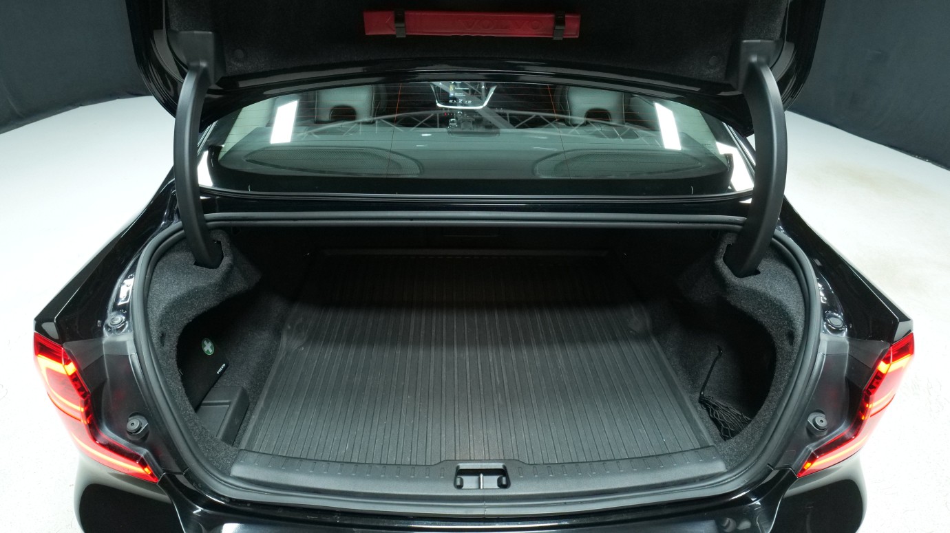 Esittelykuva Volvo S60 bensiiniautosta.