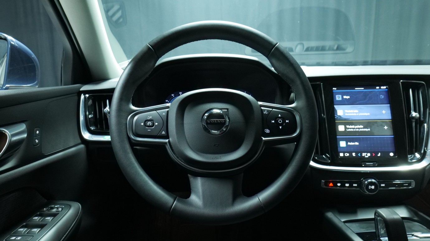 Esittelykuva Volvo V60 bensiiniautosta.