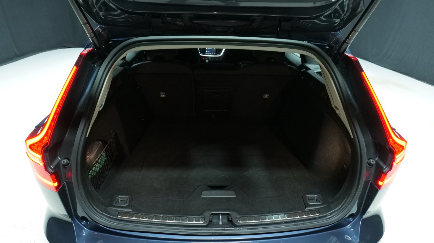 Esittelykuva Volvo V60 bensiiniautosta.