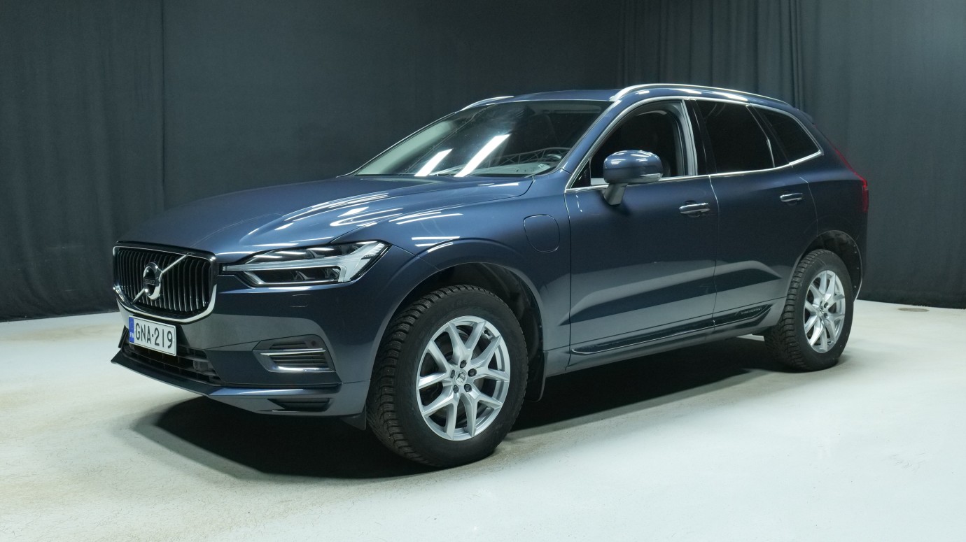 Esittelykuva Volvo XC60 kevythybridiautosta.