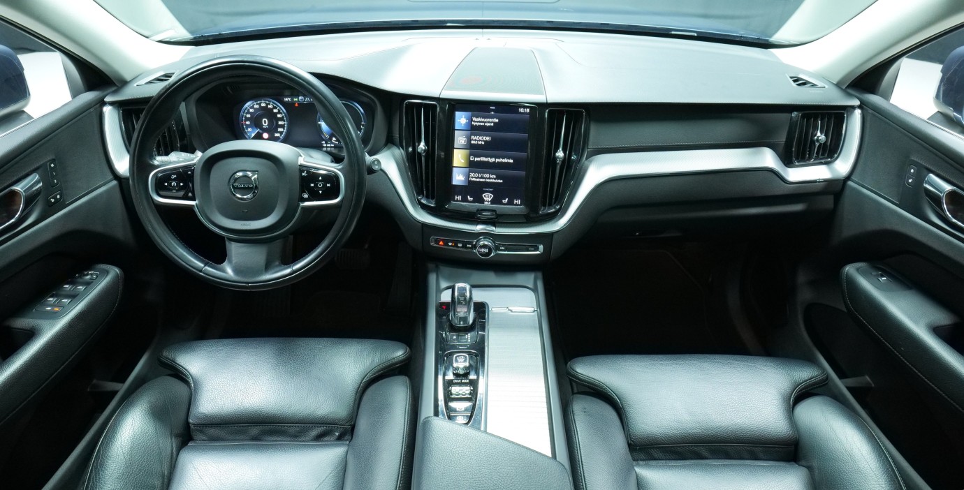 Esittelykuva Volvo XC60 kevythybridiautosta.