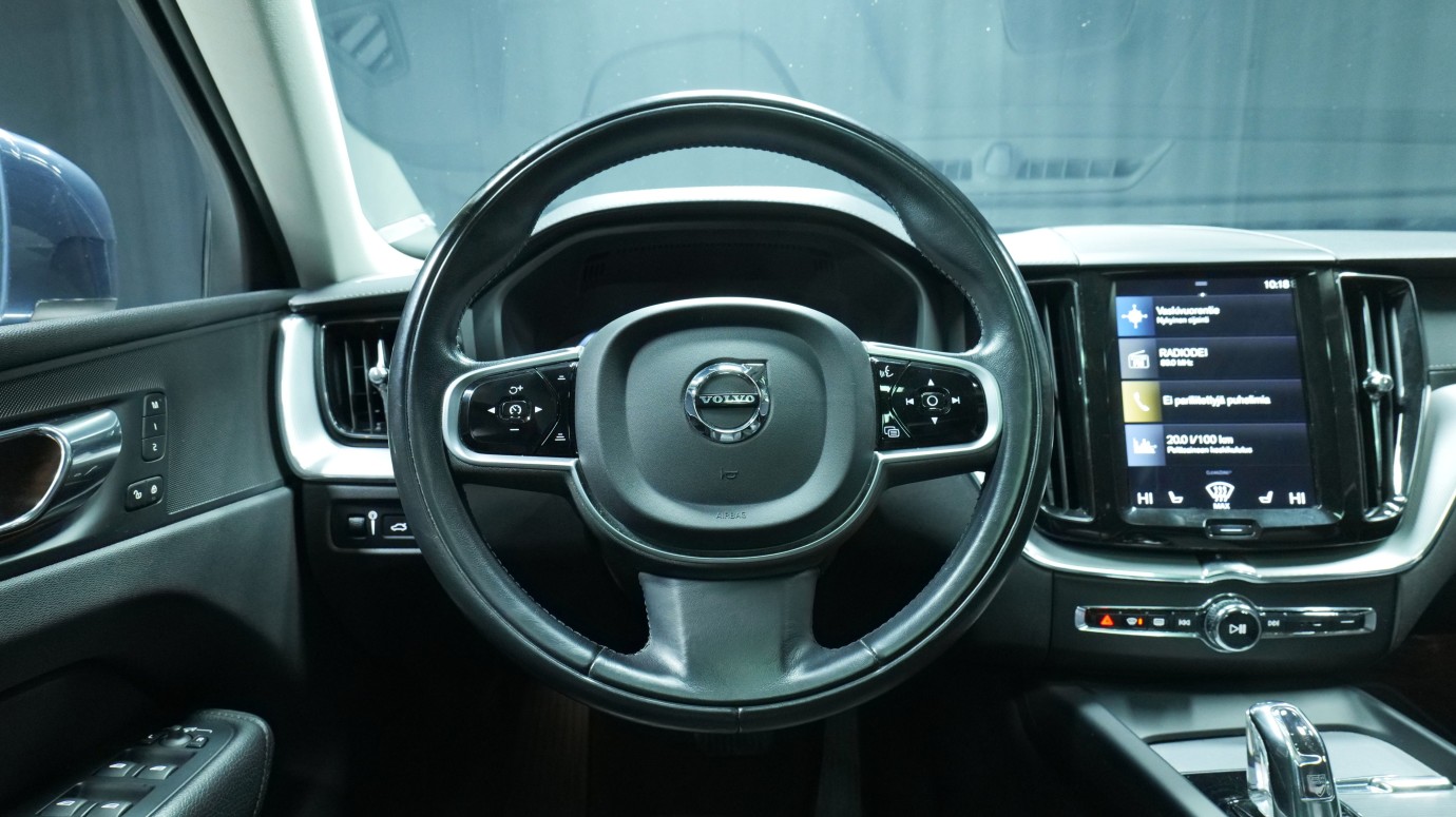 Esittelykuva Volvo XC60 kevythybridiautosta.